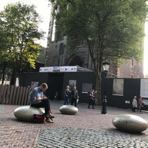 Betonnen zitelementen. De reuzen Smartie 47 Smarties, een aanwinst voor ieder plein